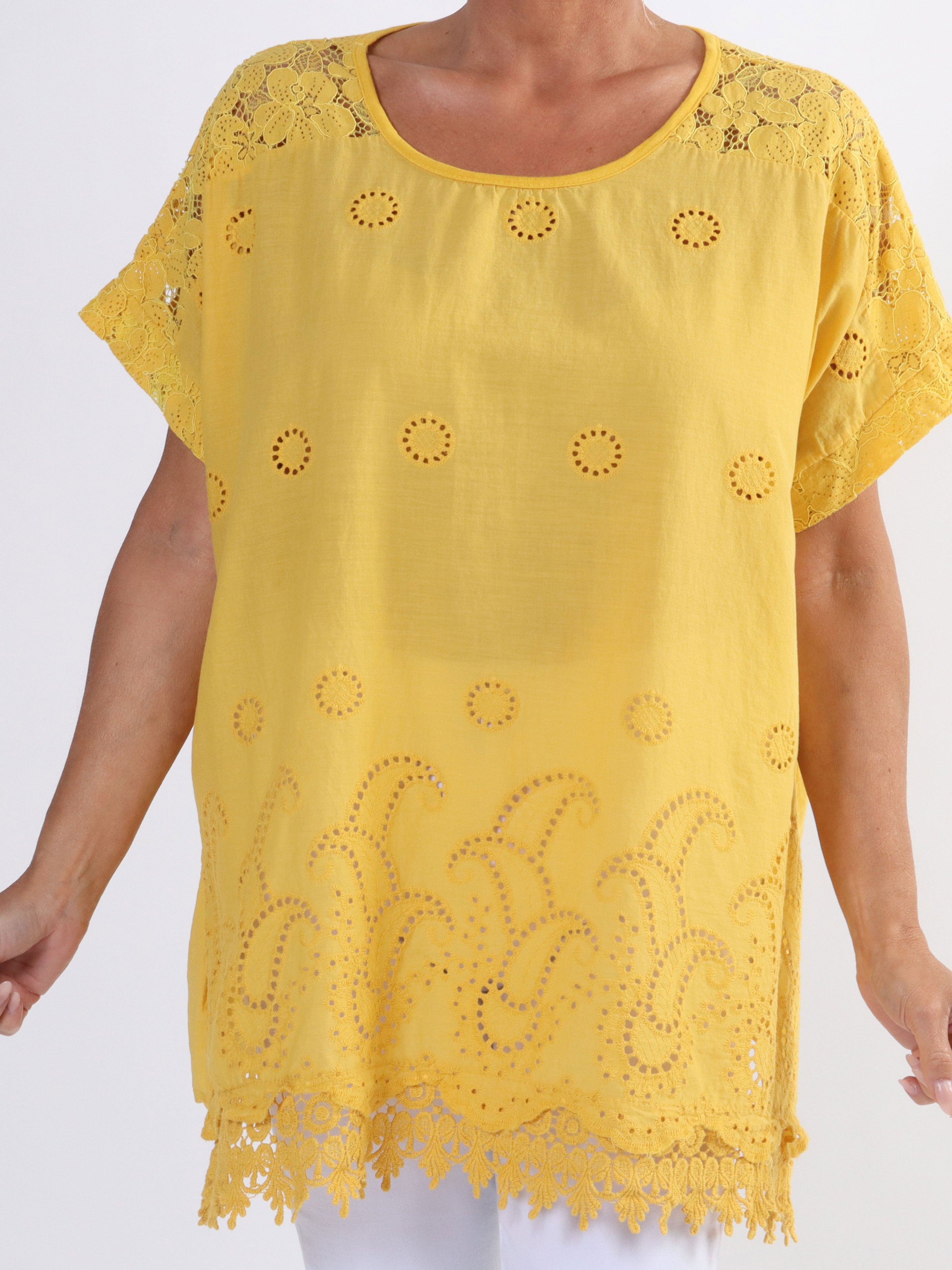 Inna - Sød plus size top med blonder og broderi anglaise